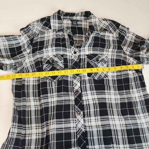 Torrid size 0 / L plaid black and white button down shirt - Picture 8 of 9
